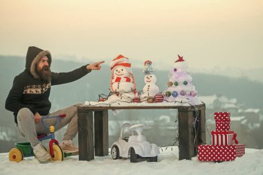 İşaret parmağı ve karda binme üç tekerlekli bisiklet dostum
