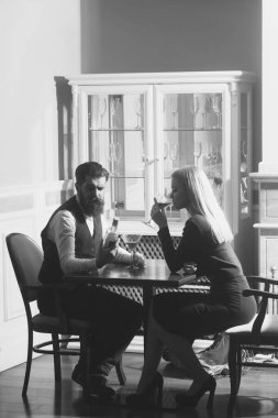 Kız ve restoranda dating hipster