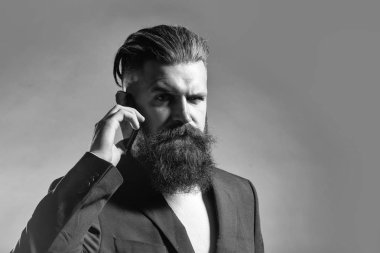 Ceketli sakallı yakışıklı adamı