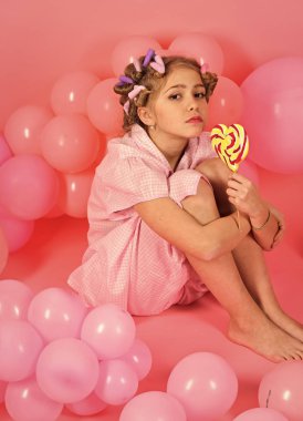 çocuk üzerinde pembe lolipop yemek.