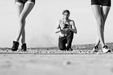 adam ve mavi gökyüzü üzerinde genç güzel kadın bacakları