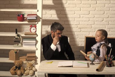 Kızı ve babası beyaz tuğla zemin üzerine