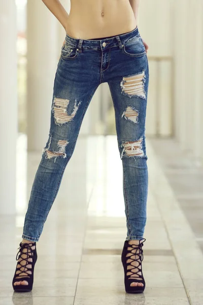 Beine einer jungen Frau in Jeans, Mädchen in modischen Schuhen — Stockfoto