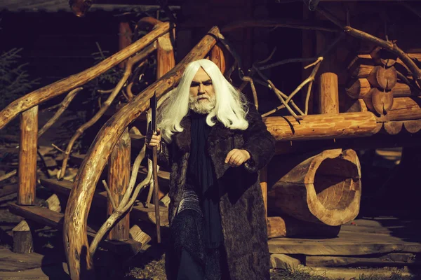 Brutální starý druid se sekyrou — Stock fotografie