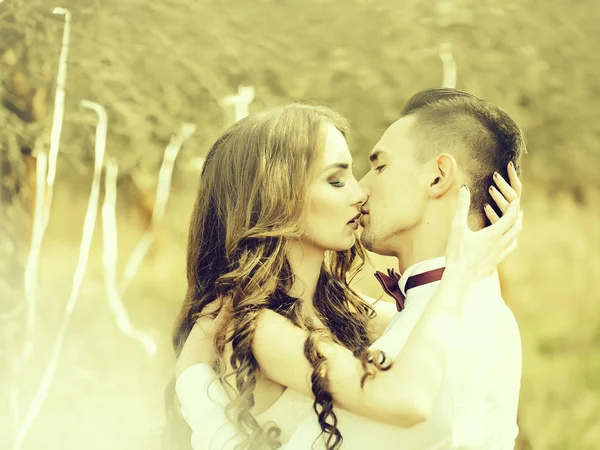 Düğün çift öpüşme — Stok fotoğraf