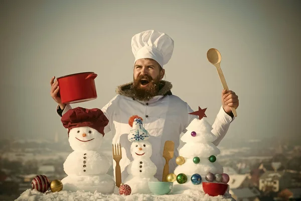 Хіпстер кричить у капелюсі шеф-кухаря та уніформі в зимовий день — стокове фото