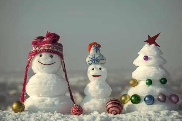 Sculptures de neige sur fond bleu ciel — Photo