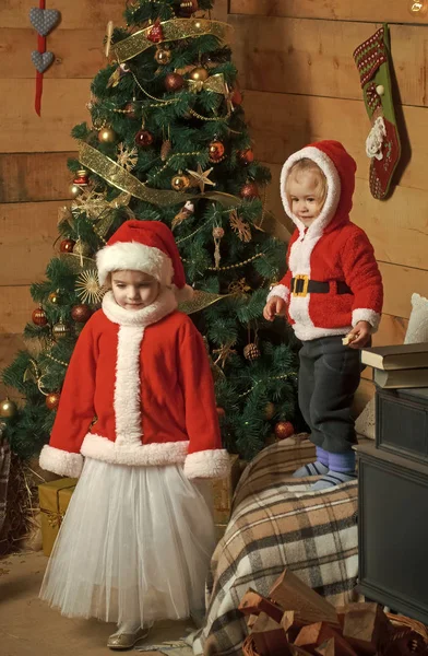 Santa claus dziecko na choinkę. — Zdjęcie stockowe