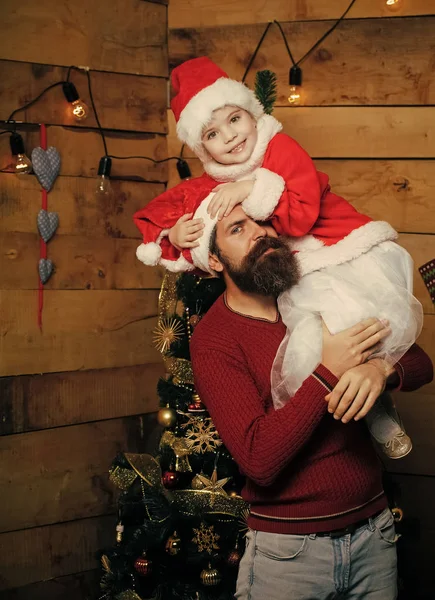 Père Noël enfant et homme barbu au sapin de Noël . — Photo