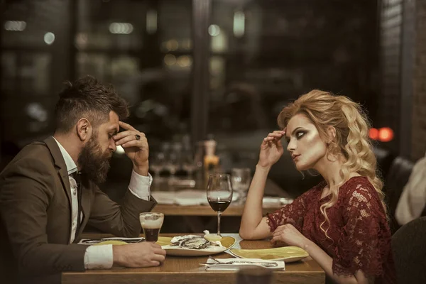 Pareja con malentendidos en el restaurante. malentendido de pareja con barbudo hombre y rubia hermosa mujer en la cafetería — Foto de Stock