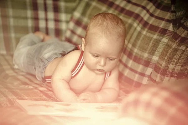 Bambino letto libro sul divano — Foto Stock