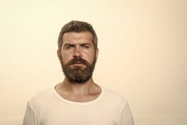 Adam uzun sakal ve bıyık.