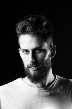 dostum, sakallı genç hipster ciddi yüzüne bıyık vardır