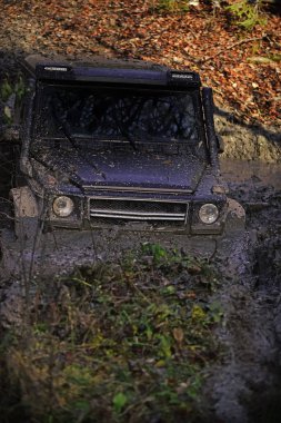 SUV çamur birikintisinde şaşırıp kalmış ile kaplı.