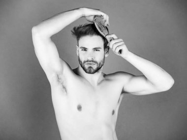 adam sağlıklı saç fırçası ile tarama