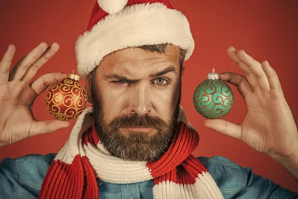 Cara de ceño fruncido hipster de Navidad en sombrero de santa y bufanda —  Fotos de Stock