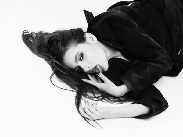 Siyah ceketli beyaz arka plan üzerinde izole kadın güzel moda — Stok fotoğraf