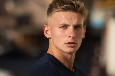 Kaslı bir erkek olarak inanılmaz arıyorum. Beyaz adam rahat moda giysiler giymek. Kaslı bir modeldir. Moda saç kesimi olan yakışıklı adam. Atletik sağlıklı bir insan. Bunu göstermek onun vücut hak ediyor