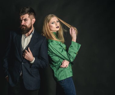 Dostane ilişkiler zevk. Moda stil aşık çift. İlişkileri seviyorum. Sonbahar moda trendleri. Moda çift seksi kadın ve sakallı dostum. Sonbahar sokak stili. En iyi bakmak sevinci