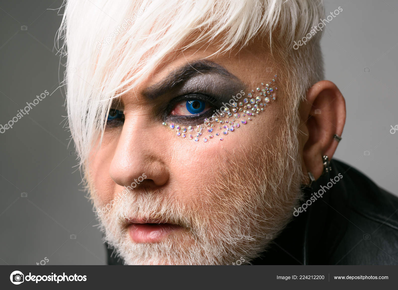 Maquiagem colorida criativa - cara pintada de mulher de beleza de moda —  Foto © Gromovataya #13855660, image size:1600x1168