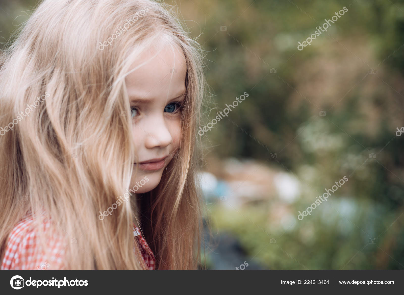 Развяжи Мои Волосы. Девочка Носит Длинные Волосы. Маленькая.