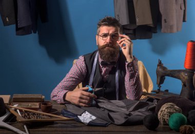 Mükemmel uyuyor. Retro ve modern atölye terzilik. mağaza ve moda showroom uygun. iş elbise kodu. El yapımı. mekanizasyon dikiş. Sakallı adam terzi dikiş ceket. Başka bir istemci