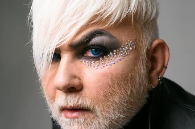 Biseksüel doğa, kendi istekleriyle tuhaf. Moda saç modeli ile egzotik hipster adam. Erkek makyaj göz. Erkek makyaj sakallı adam. Transseksüel kişi. Hippi moda stil. Destek transseksüel hakları