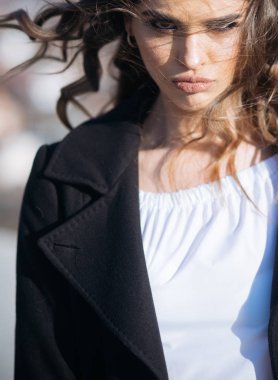 Moda saçlı güzel kız. sonbahar moda seksi kadın. Moda ve kadın ile şık makyaj kıvırcık saçlı. Güzellik ve moda bak. Bazı eylem hayatına ekleyin. Genç ve güzel