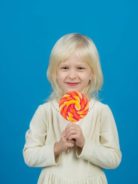 Kalın sert şeker oluşturma. Tatlı lolipop küçük çocuk. Küçük kız lolipop çubuğa tutun. Mutlu şeker kız. Mutlu çocukluk gıda