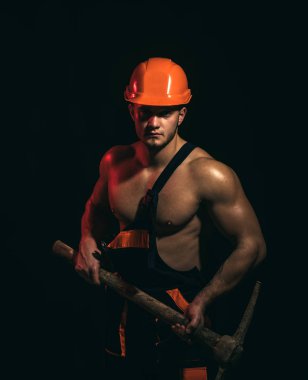 Biz tadilatı, yapım aşamasında. İnşaat işçisi. Kaslı adam işçi. Çalışkan kas gövde ile. Adam madenci madencilik ekipmanları ile. Araştırma alanı yapım aşamasında