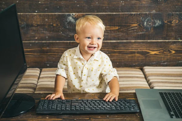 Menino aprende a digitar teclado de computador, desenvolvimento inicial. Desenvolvimento inicial com nova tecnologia — Fotografia de Stock