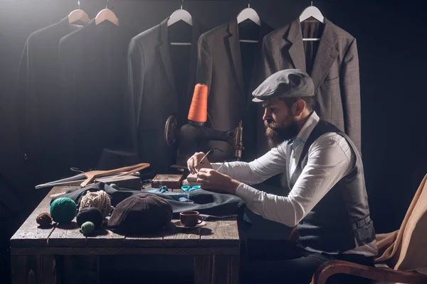 Moda Tasarımcısı iş başında. iş elbise kodu. El yapımı. mekanizasyon dikiş. Sakallı adam terzi dikiş ceket. Retro ve modern atölye terzilik. mağaza ve moda showroom uygun. Emin terzi