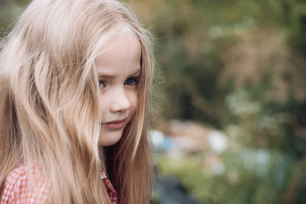 Meine Haare zu lösen. kleines Mädchen trägt lange Haare. kleines Mädchen mit blonden Haaren. glückliches kleines Kind mit entzückendem Lächeln. kleines Kind glücklich lächelnd. Verschwende keine Minute, nicht glücklich zu sein — Stockfoto