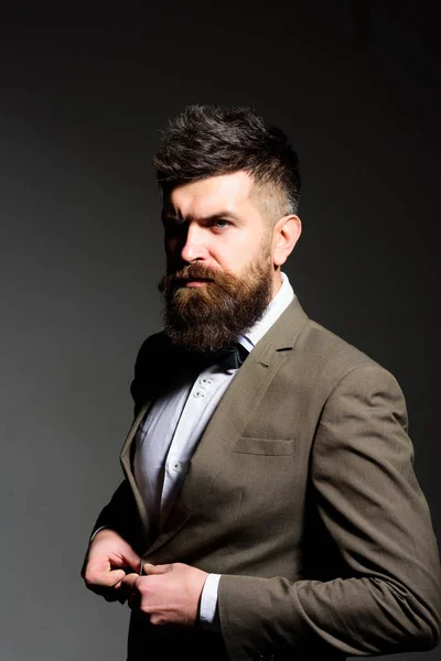 De mode-business moet veranderen. Zaken zoals gewoonlijk. Mens fashion. Bebaarde man na de kapper. Man met lange baard in zakelijke slijtage. Elke kapper weet — Stockfoto