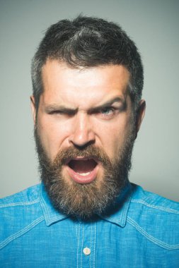 Sakal veya sakal değil. Kızgın adam sakal ve bıyık. Sakallı adam. Moda olan adam. Sakal moda trendi. Kuaför dükkanı veya berber dükkanı. Berberime en iyisidir. Sakal moda kalır mısın