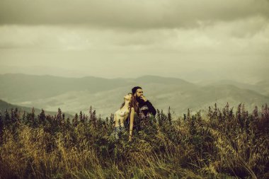 Dağ tepe üzerinde Romantik Çift