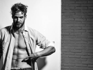 Yakışıklı adam veya kas maço