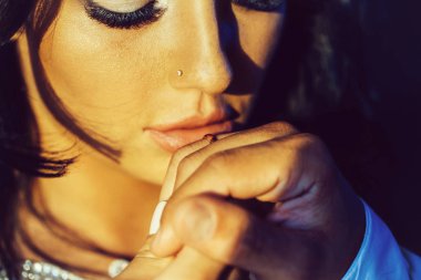 Genç gelin holding erkek el