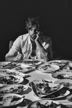 Sıkılmış veya yorgun yakışıklı adam