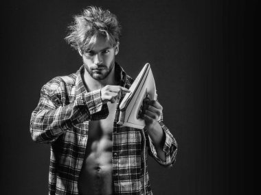 Demir ile tişörtlü adam