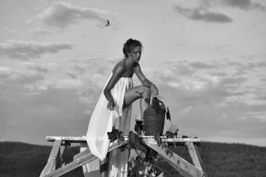 Şarap şişesi ile güzel kız