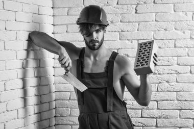 Seksi kaslı erkek yapıcı.