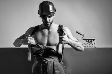 Seksi kaslı erkek yapıcı.