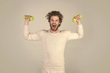 Sporcu adam gri arka plan üzerine bağırarak,.