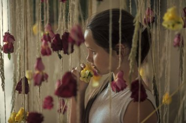 Çiçek dekor çiçek dükkanında kızla