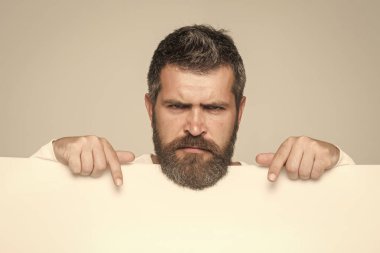 Hipster ciddi bir yüz ile tutun kağıt.