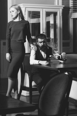 Şarap dökülen adam duran kadın