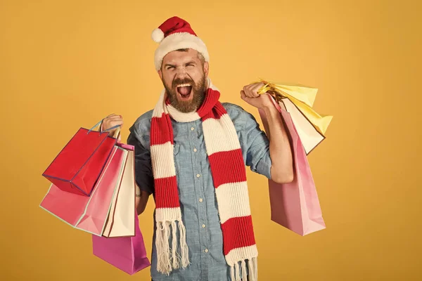 Kerst hipster shopper gelukkig schreeuwen in santa muts en sjaal — Stockfoto