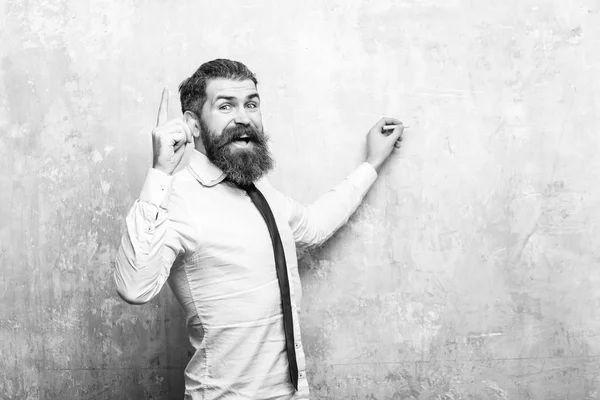 Empresário com barba no rosto feliz escrever com giz — Fotografia de Stock