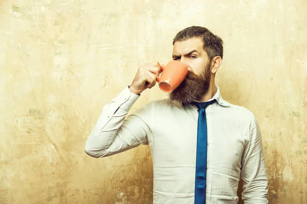 Mannen med allvarliga ansikte dricka te från kaffekopp — Stockfoto